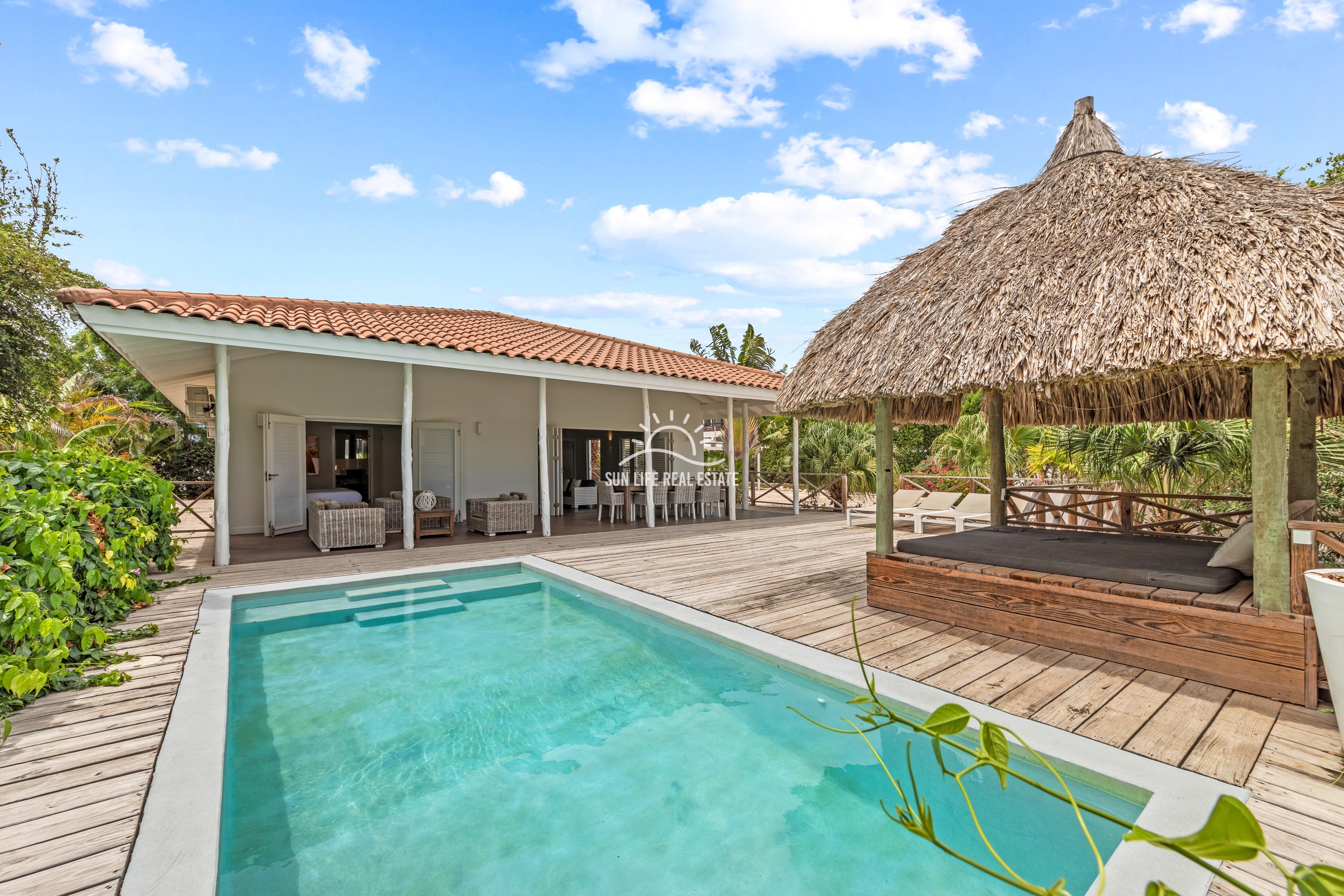 Tropical Villa For Sale in Vista Royal