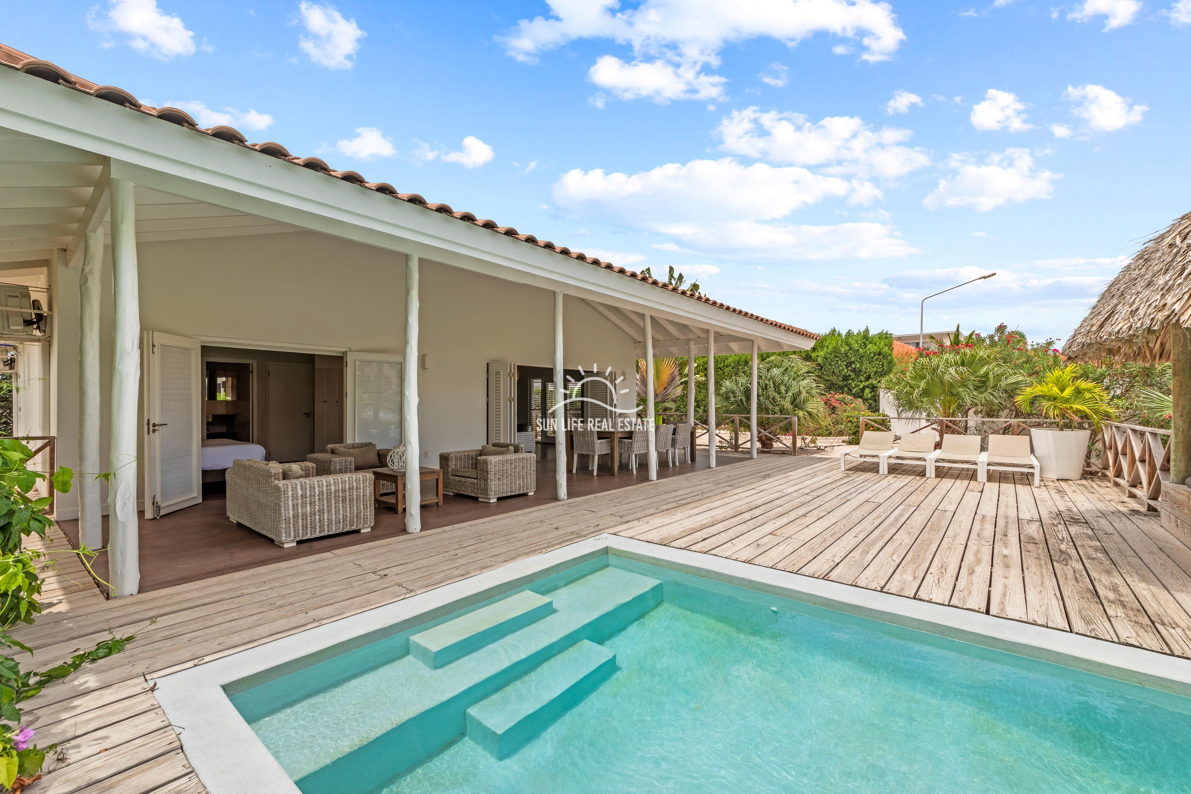 Tropical Villa For Sale in Vista Royal