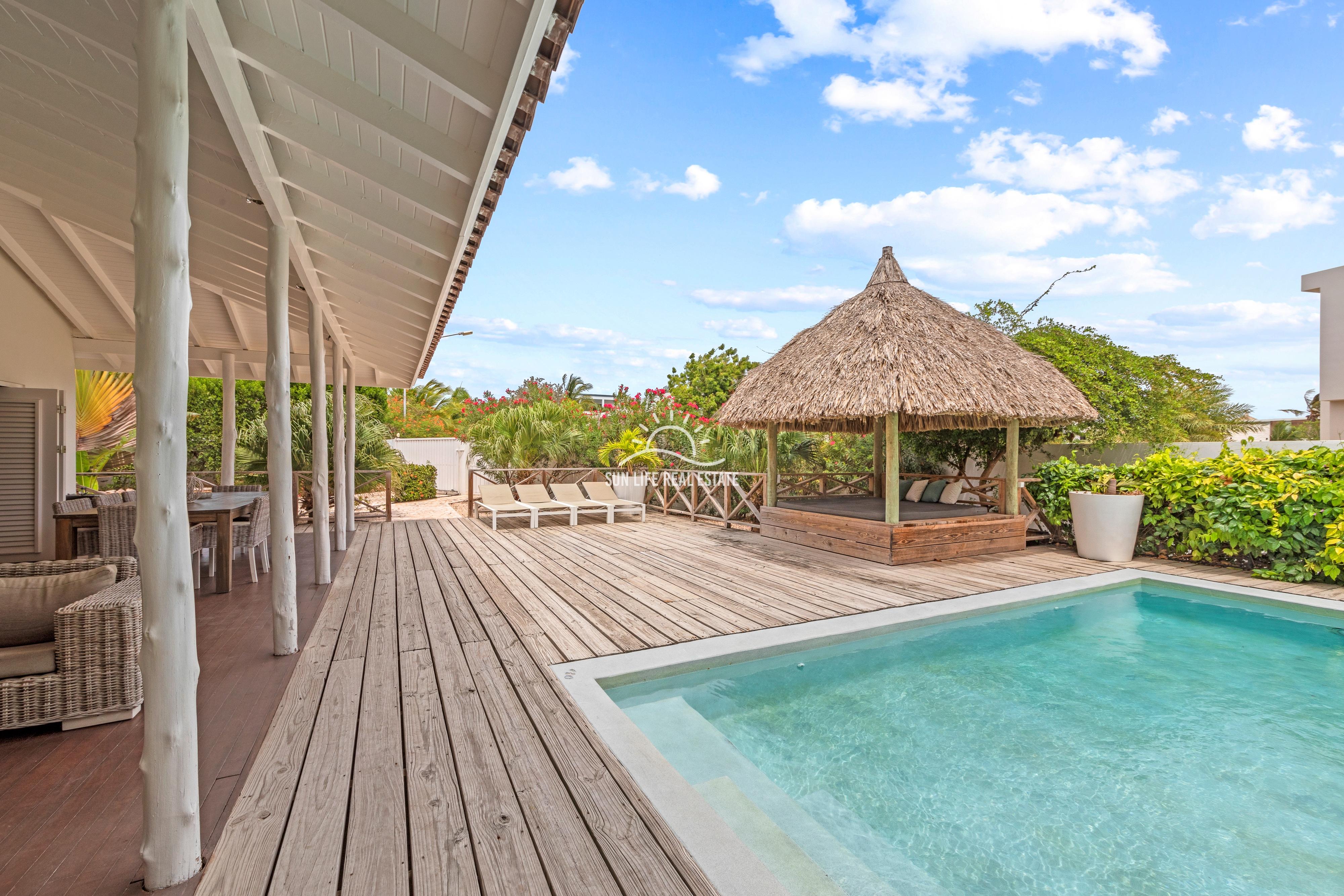 Tropical Villa For Sale in Vista Royal