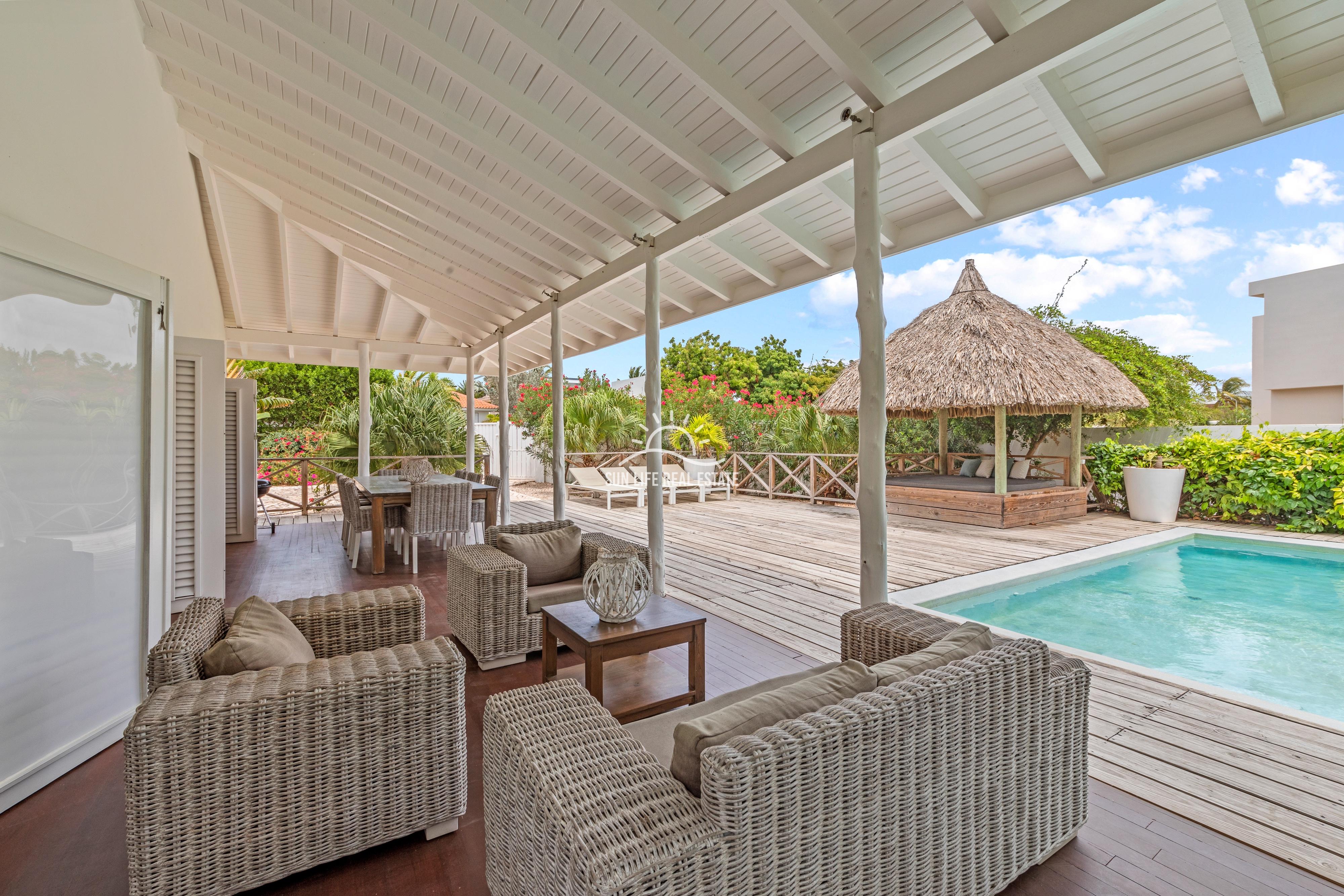 Tropical Villa For Sale in Vista Royal