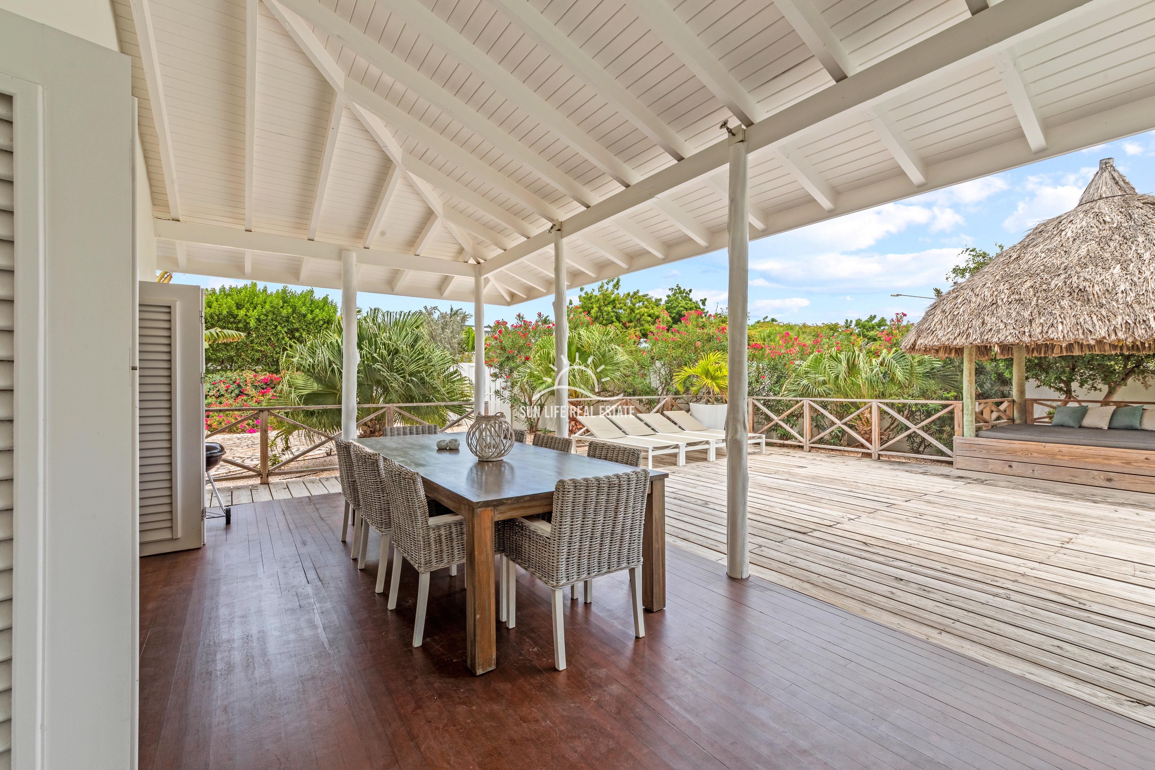 Tropical Villa For Sale in Vista Royal