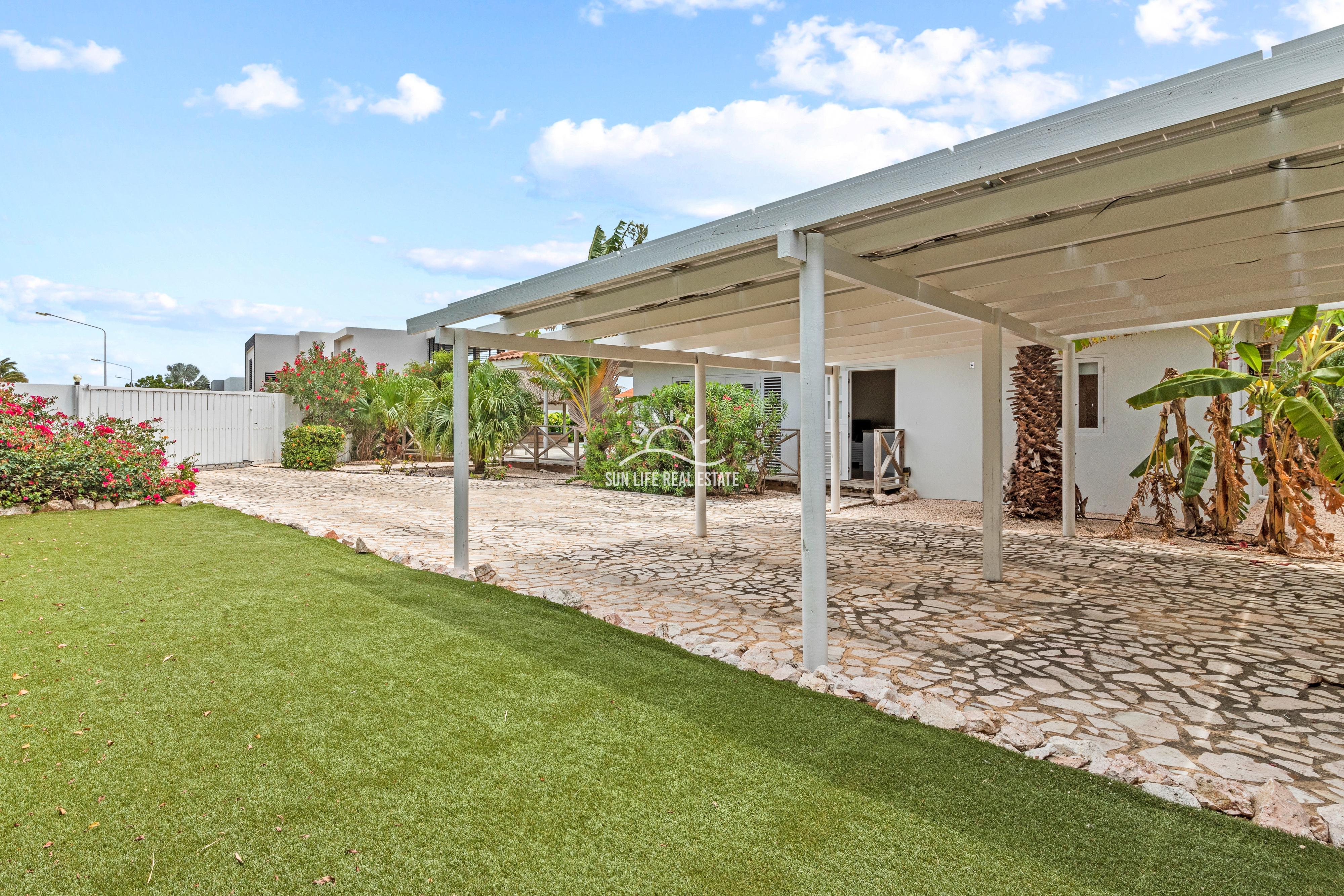 Tropical Villa For Sale in Vista Royal