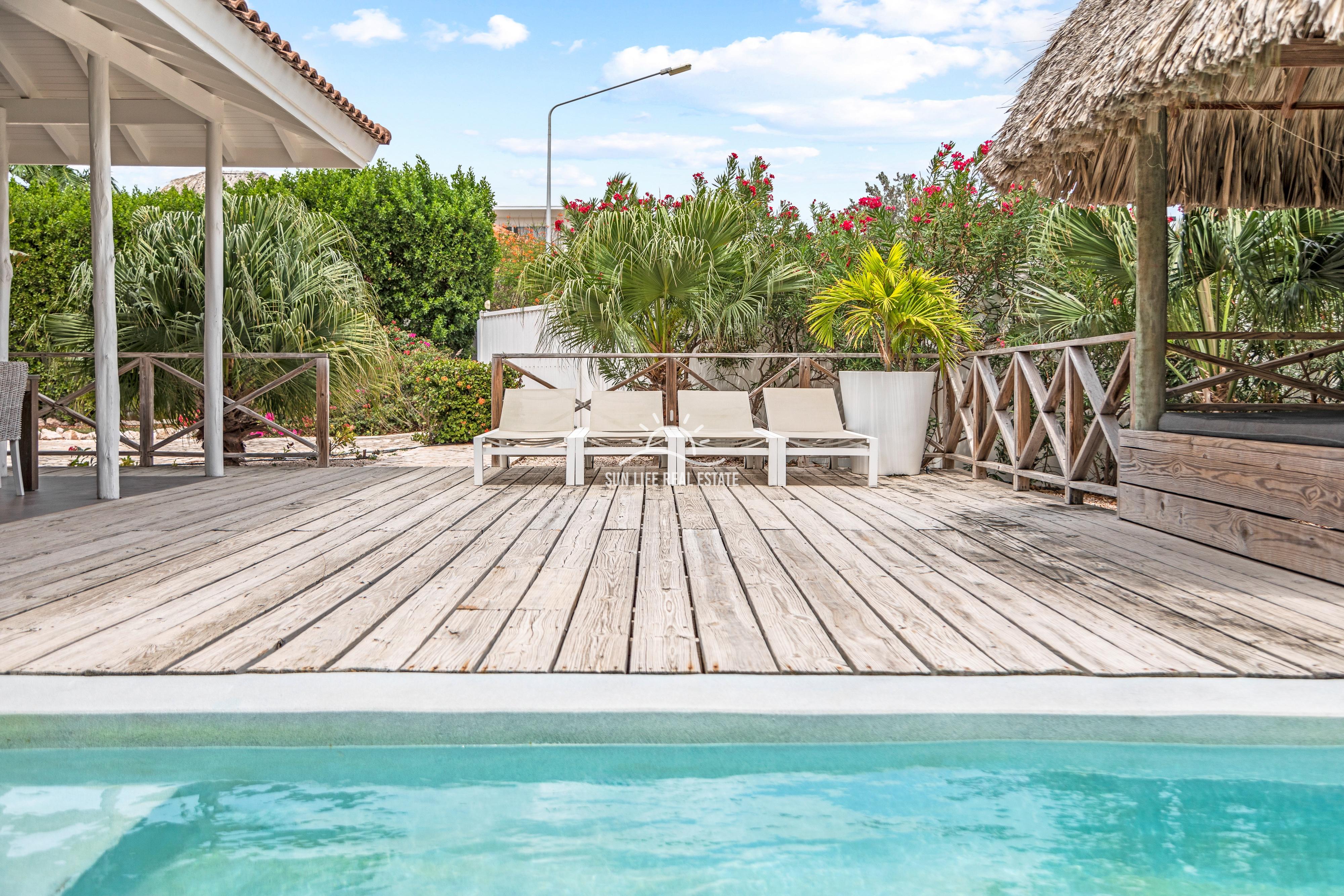 Tropical Villa For Sale in Vista Royal