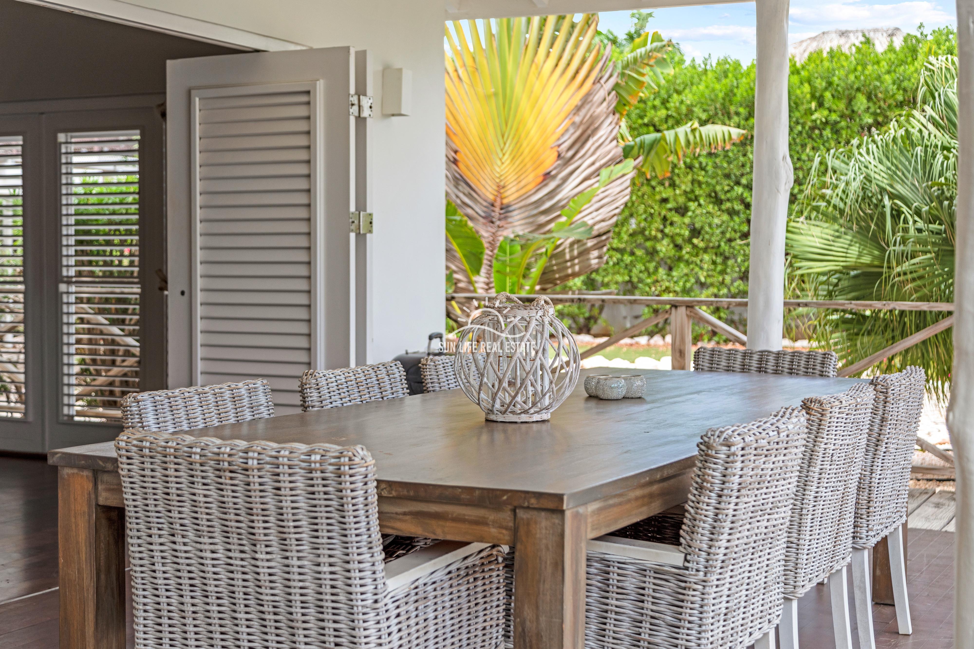 Tropical Villa For Sale in Vista Royal