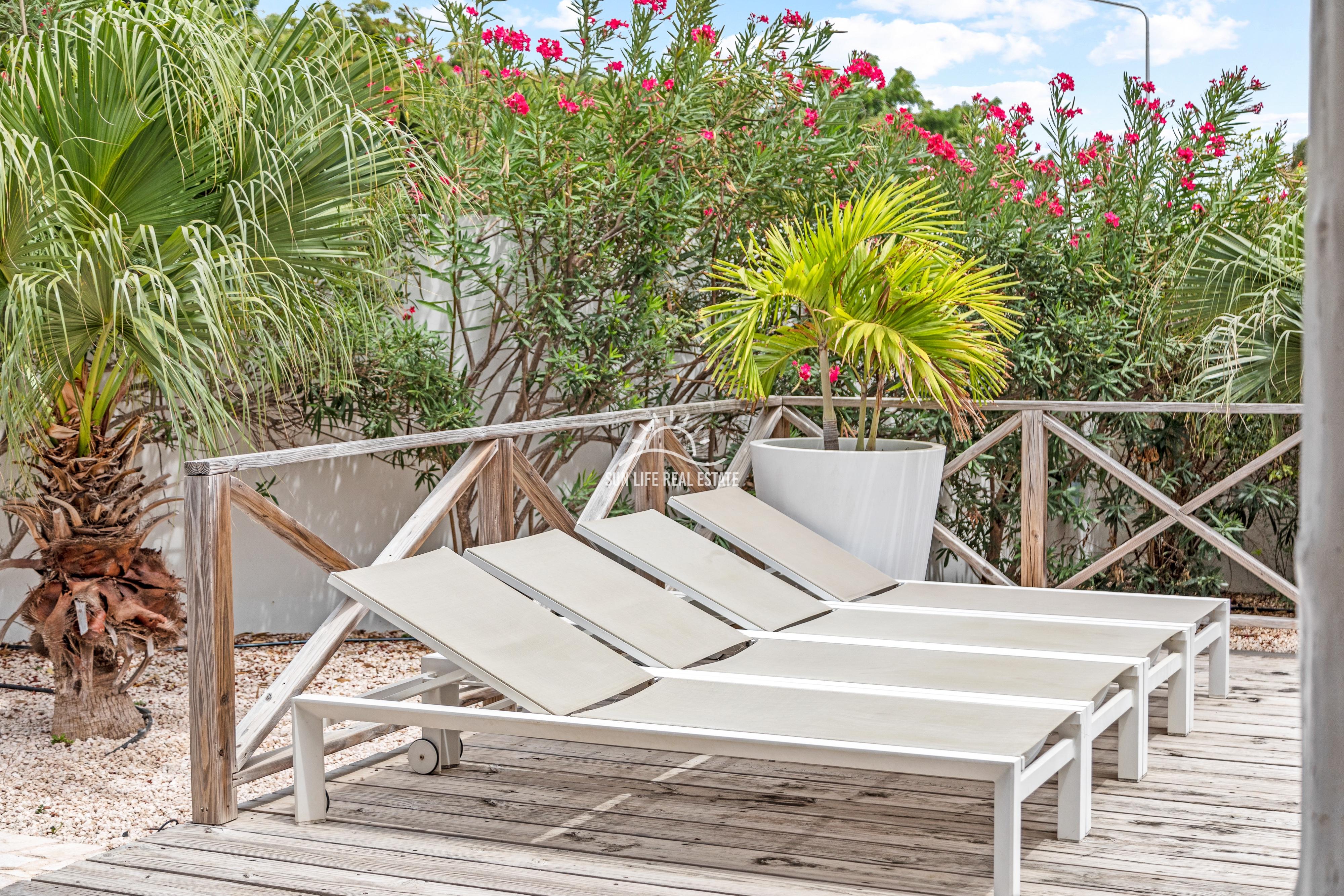 Tropical Villa For Sale in Vista Royal