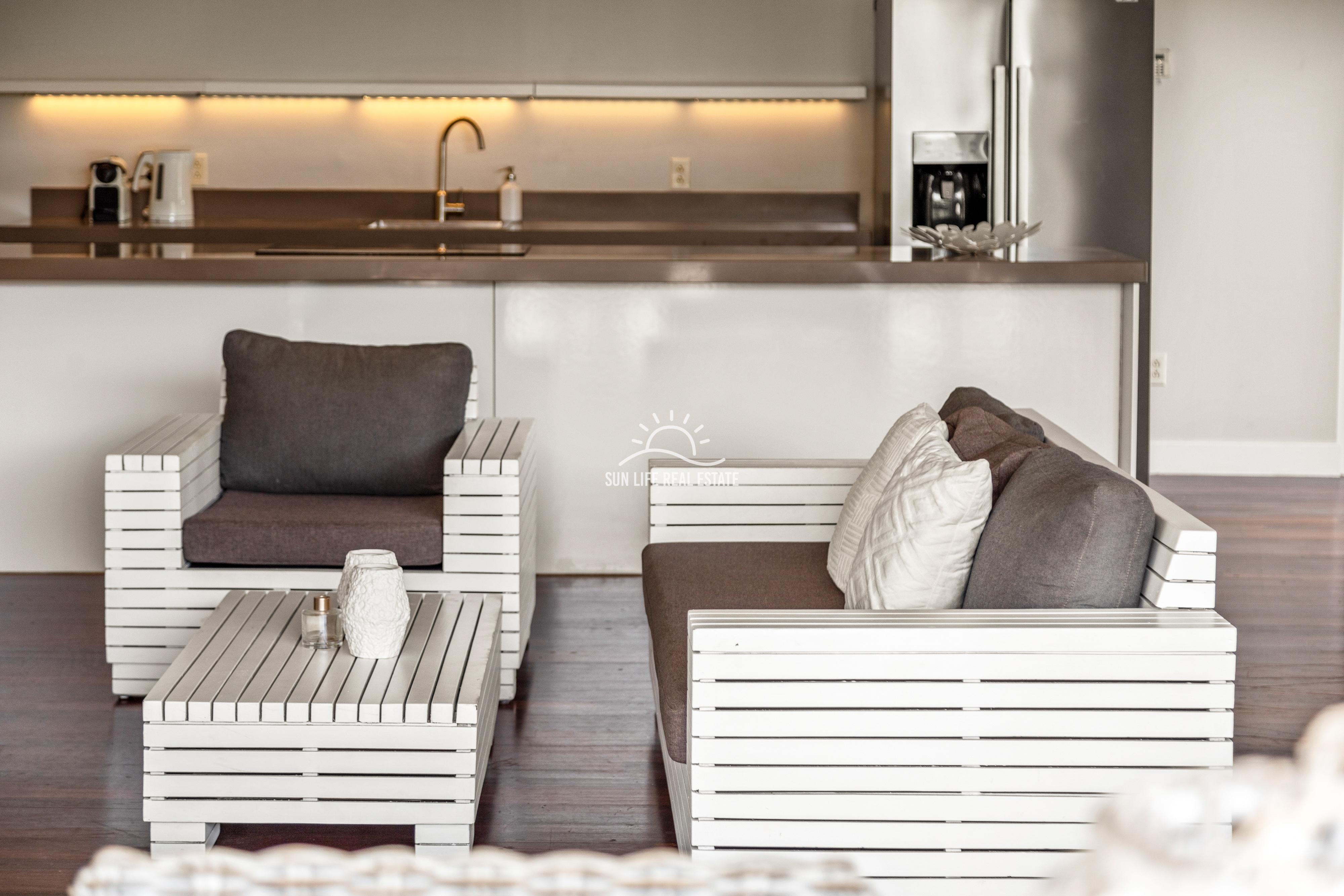 Tropical Villa For Sale in Vista Royal