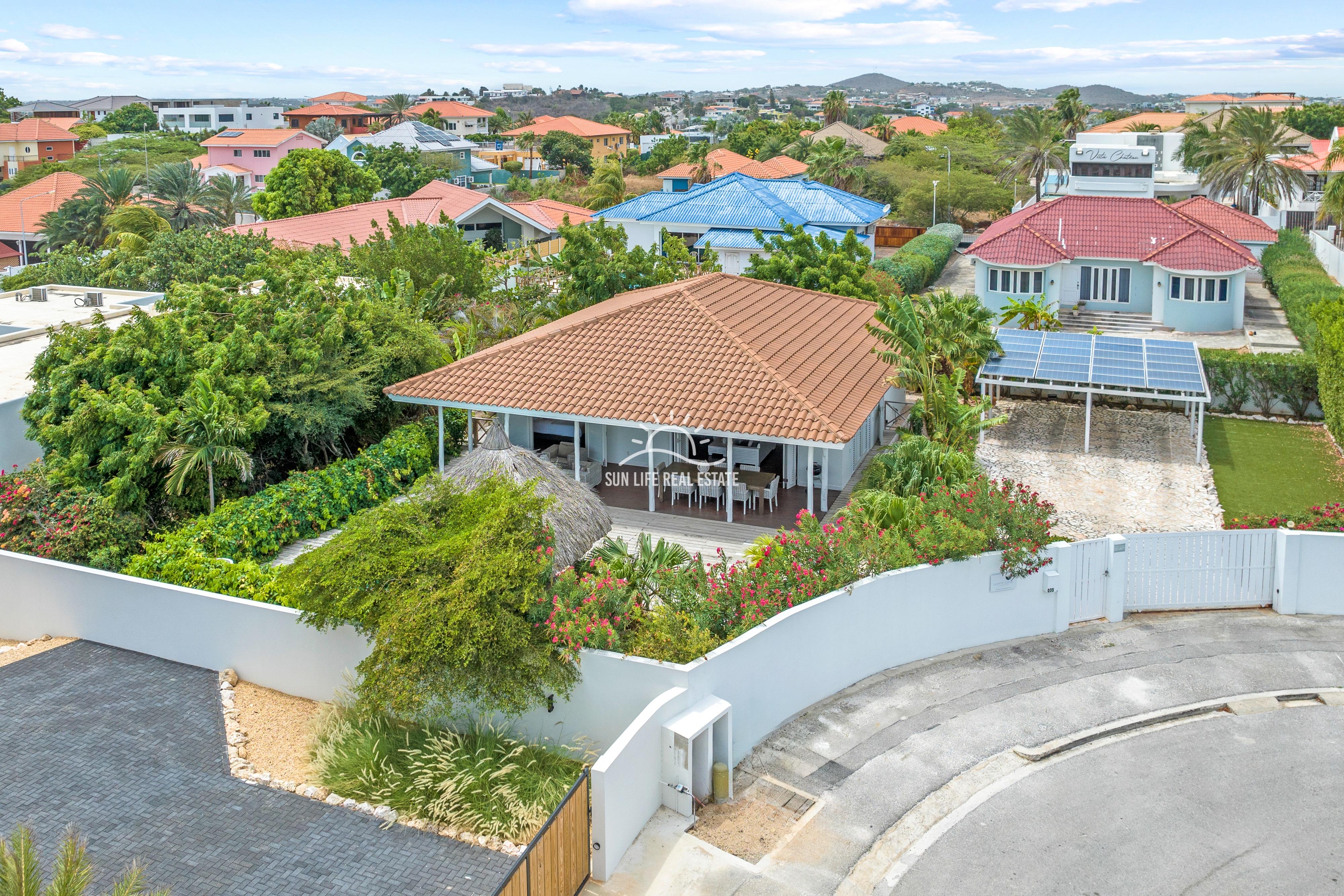 Tropical Villa For Sale in Vista Royal