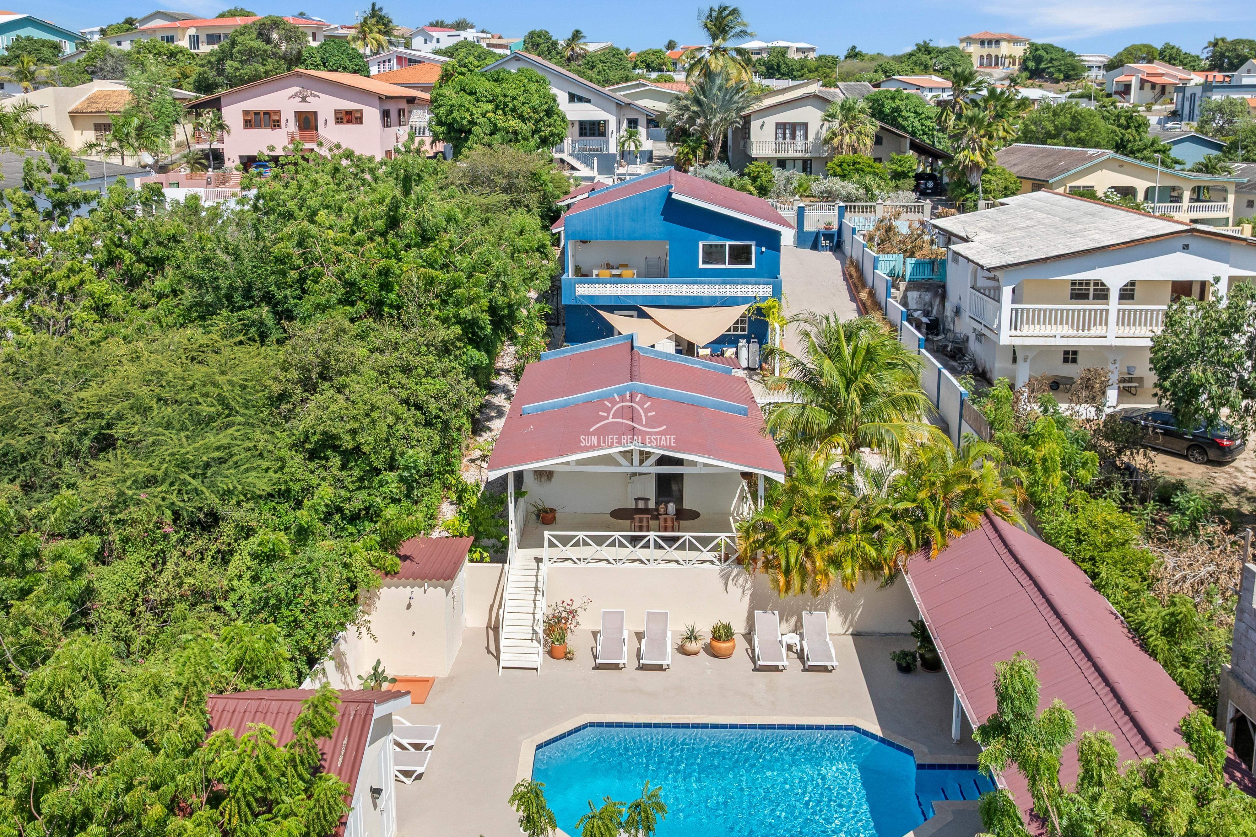 Mini-Resort with 3 Rental Units and Pool for Sale in Cas Grandi