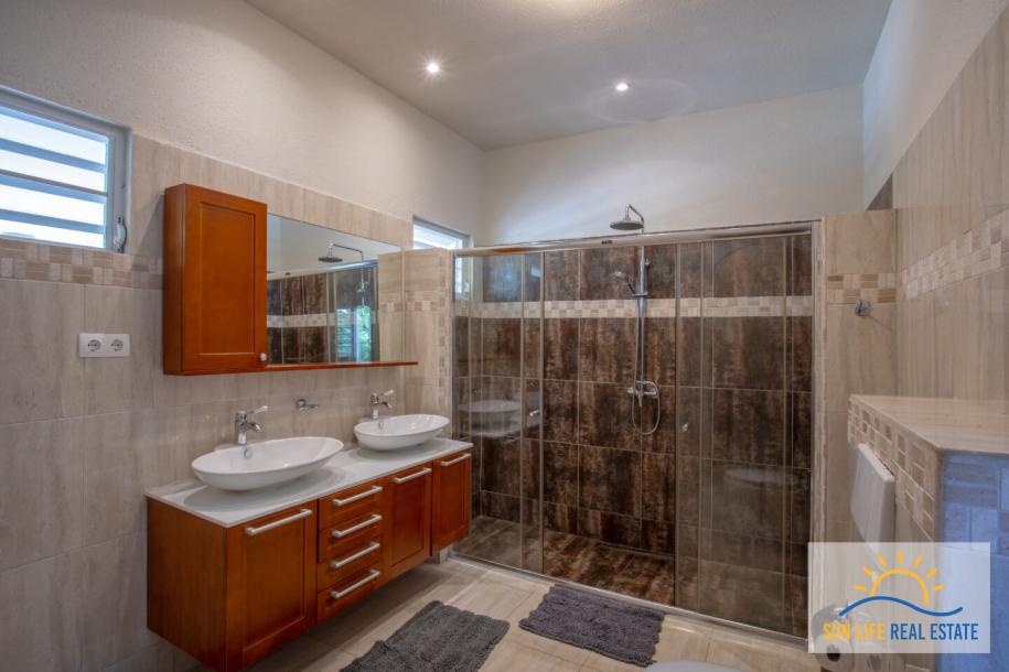 Luxury and spacious house for sale in Villapark Zuurzak-15