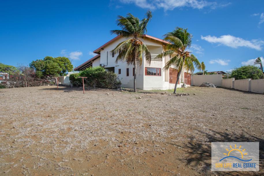 Large Fixer Up for Sale in Jan Thiel on a 1300 M2 plot-21