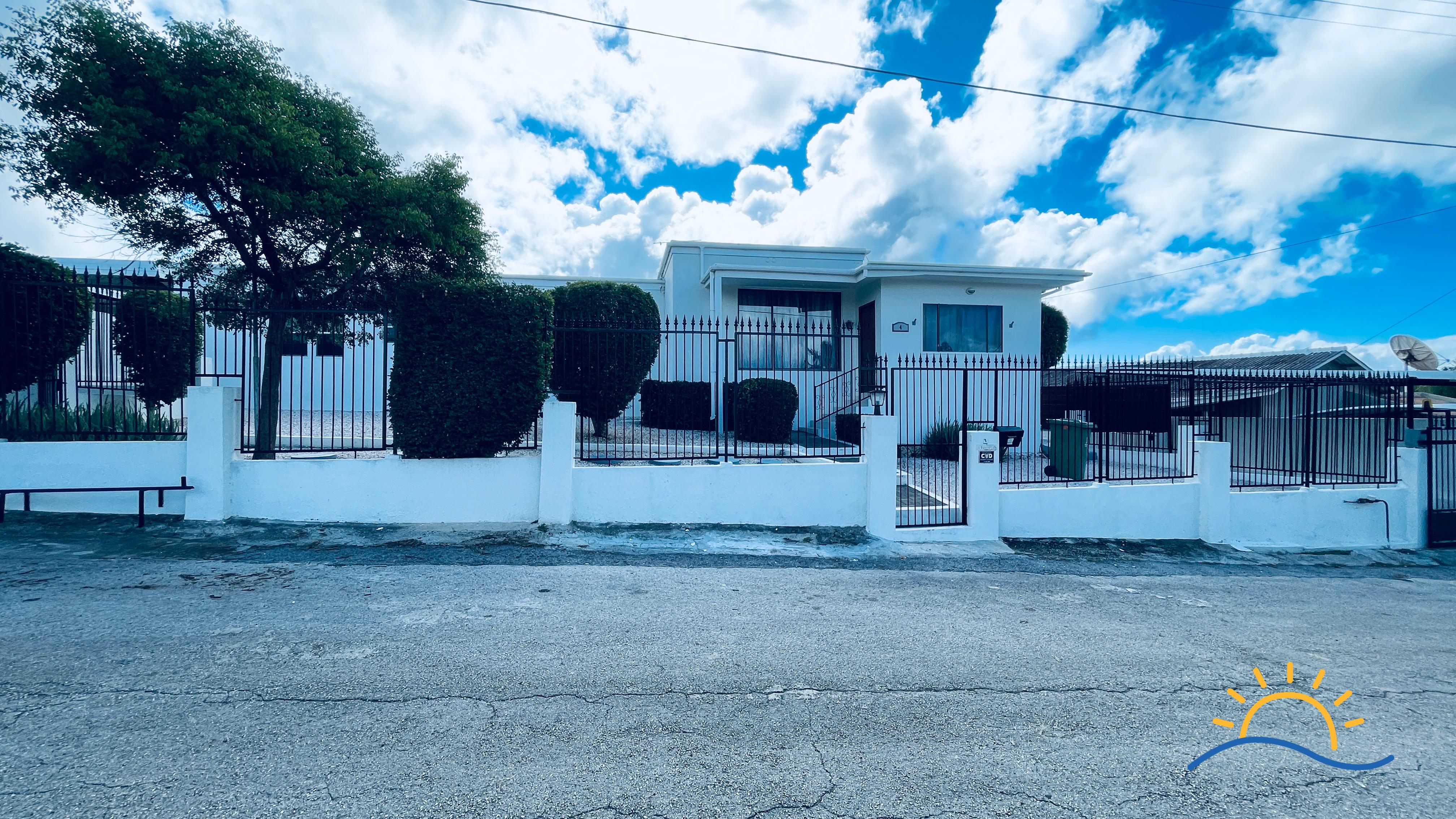 Spacious 4-Bedroom Villa with Rooftop Views for rent in Janwe