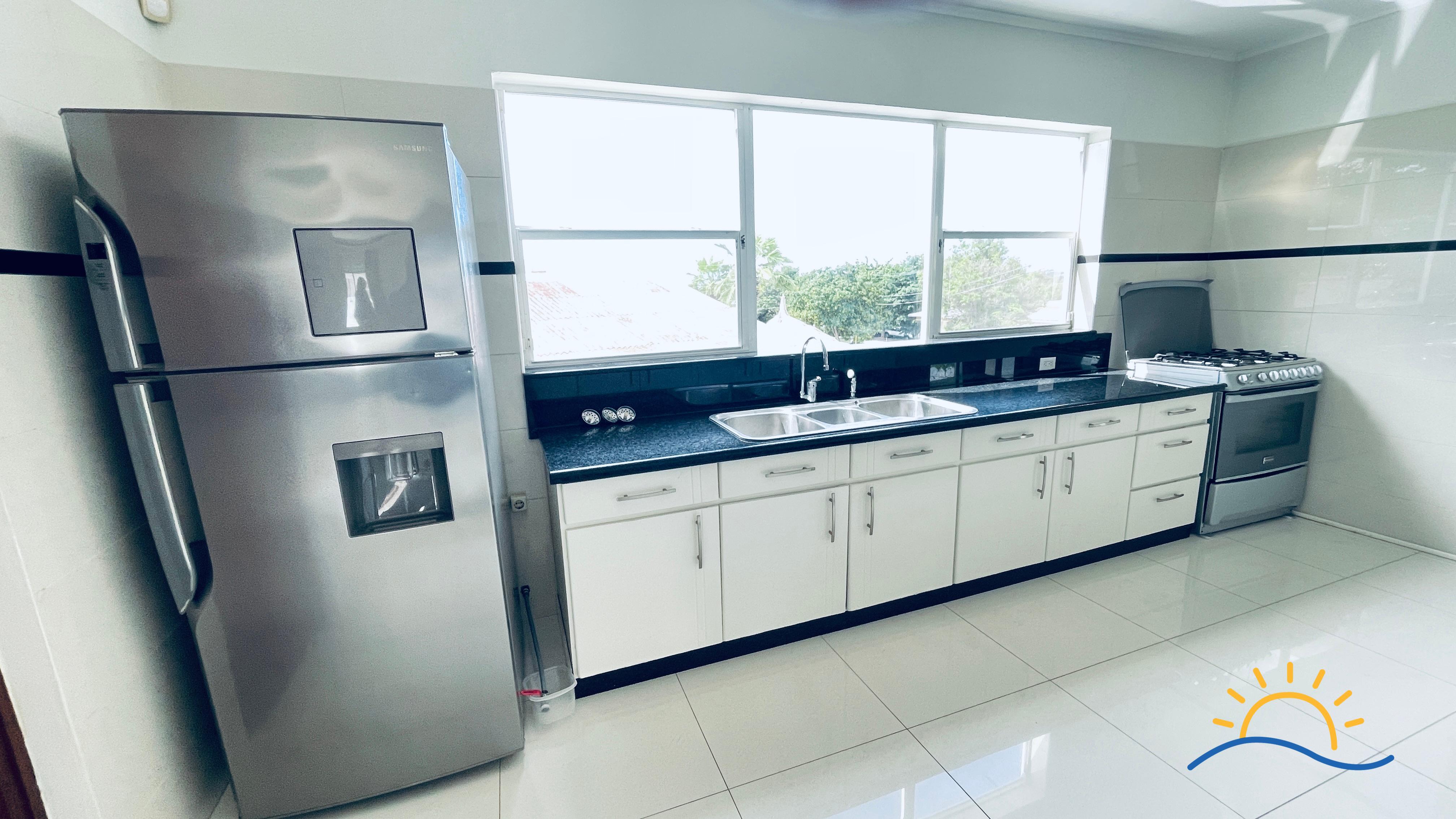 Spacious 4-Bedroom Villa with Rooftop Views for rent in Janwe