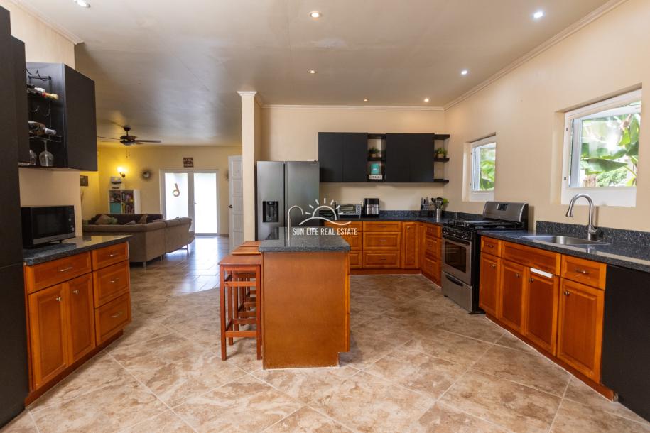 Spacious Family Home for Rent in Montaña-13